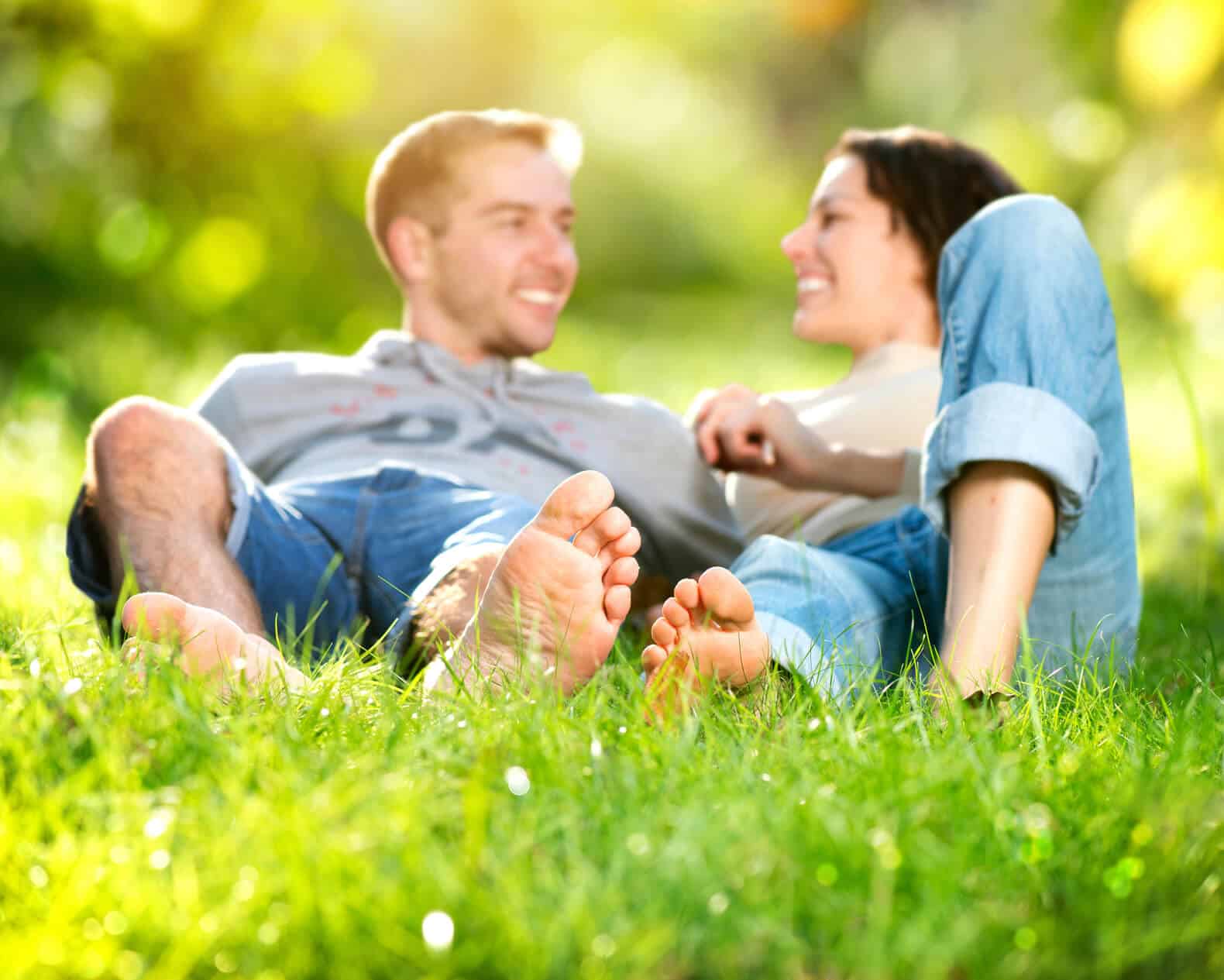 Young-couple-relaxing-outside